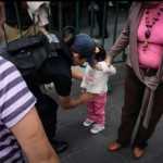 Fotos: policías revisan a los niños y niñas en el Zócalo 