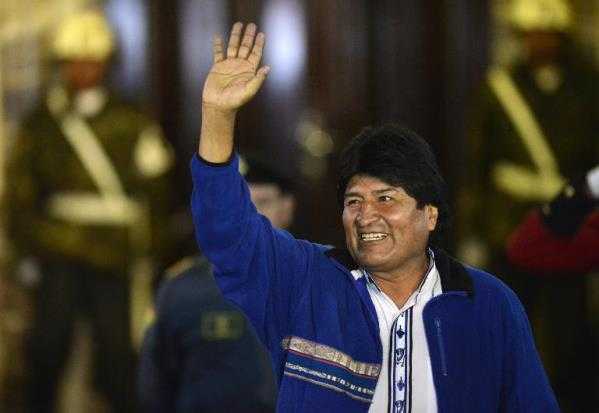 Evo Morales saluda a los simpatizantes congregados en la plaza Murillo a su llegada al palacio presidencial, en la noche del domingo 12 de octubre en La Paz