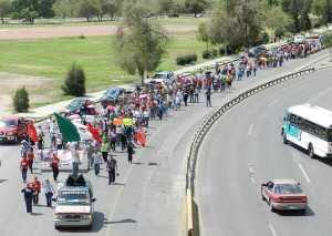 Maestros en Chihuahua bloquean puente internacional en protesta contra la Reforma educativa.