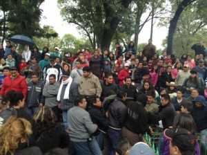 Reprimen a jóvenes en Tlaxcala durante el desfile oficial