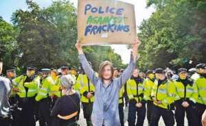 "La policía contra el fracking", simula un activista.