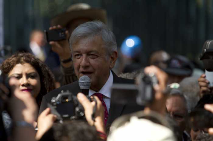 López Obrador entregó esta mañana en la PGR, la denuncia en contra de Enrique Peña Nieto por traición a la patria