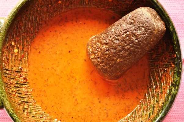 La salsa de chicatana sabe mejor si se prepara en molcajete (Foto: Internet)
