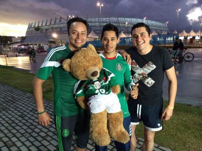 De la Rosa puso en su cuenta de Twitter: @adelarosa_esp: “No, no crean que andan de cursis. Es el ‘oso’ que ‘mete’ el tequila a los estadios! #YaNiLa”…, expuso el comunicador mexicano