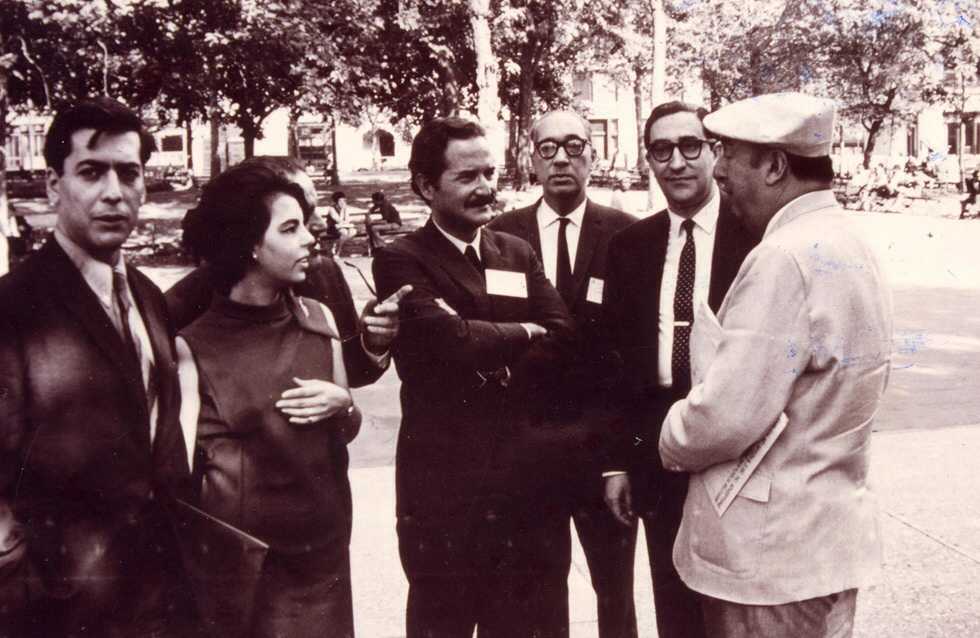 De izquierda a derecha, Mario Vargas Llosa; su mujer, Patricia; Carlos Fuentes; Juan Carlos Onetti; Emir Rodríguez Monegal y Pablo Neruda, en 1966