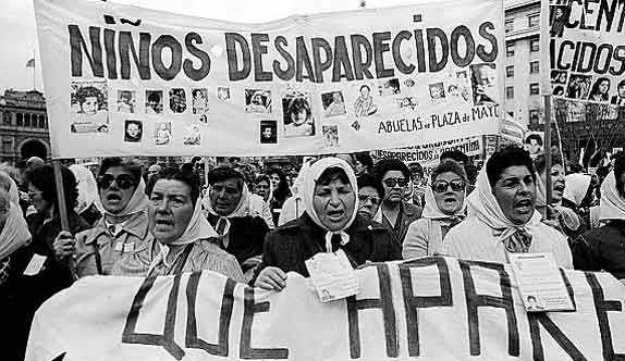 Abuelas de Plaza de Mayo exigen presentación de sus nietos nacidos en cautiverio durante la dictadura de Videla en Argentina