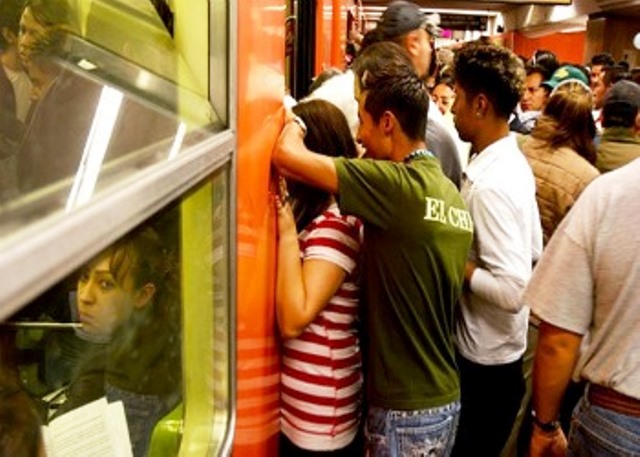 Acosadores del metro son jóvenes que trabajan y son conscientes del delito  - RegeneraciónMX