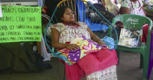 Bernarda Sánchez, de 20 años se mantiene en huelga de hambre en el parque Apolinar Castillo.