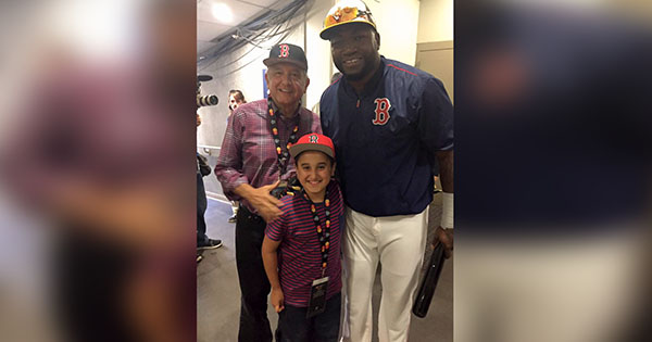 AMLO difunde foto con su hijo y “Big papi” en juego de baseball