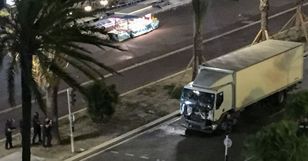 Niza, Francia atropella multitud camión entra restaurante arma pistola