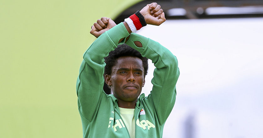 Feyisa Lilesa el maratonista de Etiopía que arriesgó su vida