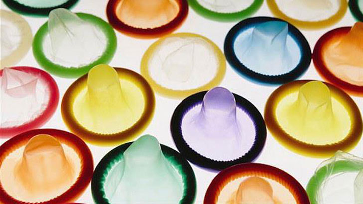 Morena lanza iniciativa para poner dispensadores de condones en bares.