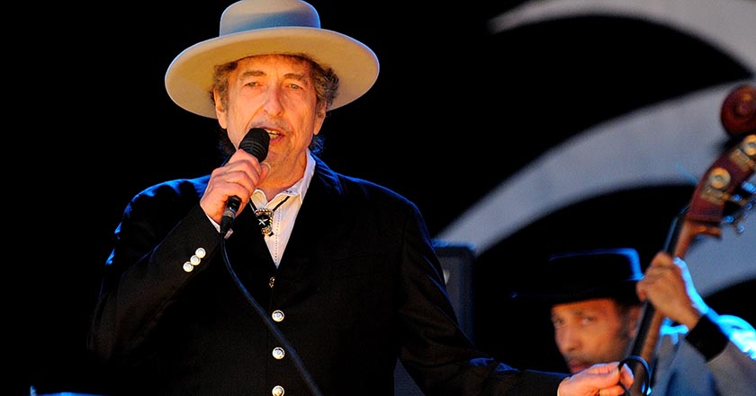 Academia Sueca deja de buscar a Bob Dylan tras darle premio Nobel