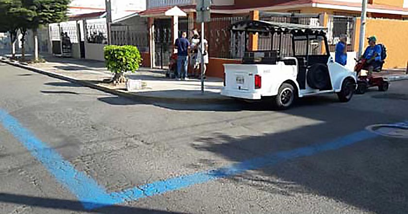Autoridades de Mazatlán separan zona turística de territorio del narco con línea azul
