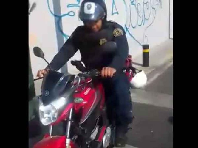 policía roba moto