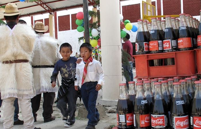 Coca-Cola acaba con agua de comunidad en Chiapas; personas reemplazan agua  por refresco - RegeneraciónMX