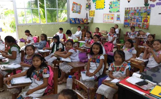 Niños mayas de Yucatán visten trajes típicos en la escuela, para preservar  identidad