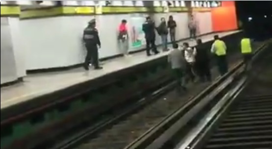 VIDEO: Mujer borracha se baja a las vías del Metro Guerrero