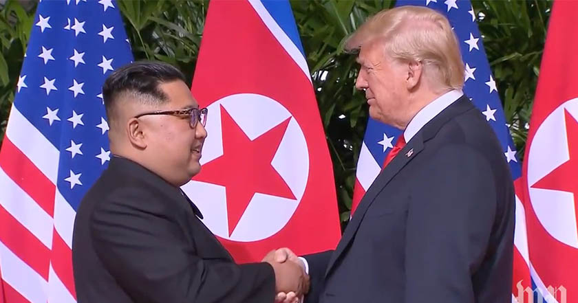 Estrechan manos Donald Trump y Kim Jong-un en Singapur (Fotos, videos)