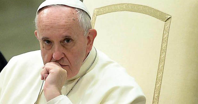Papa Francisco se reunirá en Irlanda con víctimas de curas pederastas; crece tensión en la Iglesia