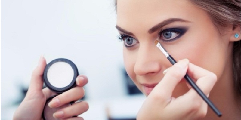 Advierten cambios hormonales por parabenos en maquillaje