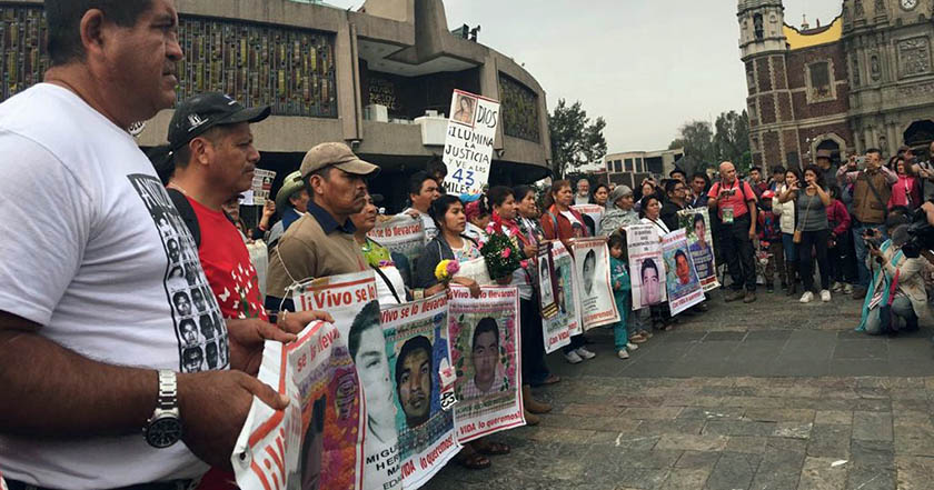 Padres de Ayotzinapa marchan a Basílica en el mes 51 de la desaparición