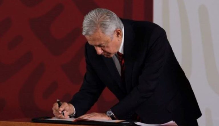 No reelección, no corrupción: AMLO firma ante notario compromiso