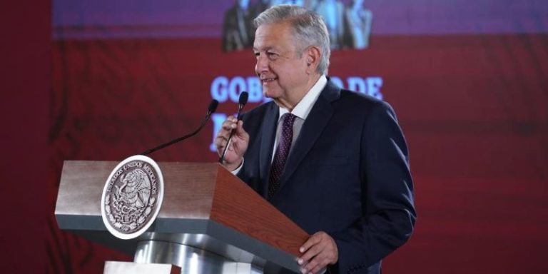 AMLO: Existen hospitales sin especialistas, se realizará un censo