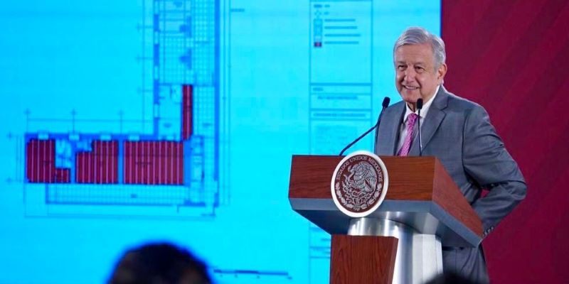 AMLO muestra los planos del departamento en Palacio Nacional