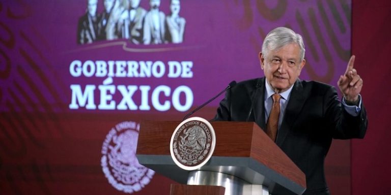 AMLO sugiere a Morena realizar encuesta para elección interna