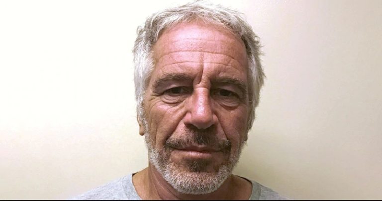 Epstein, acusado de crear red de tráfico sexual, se "suicida en su celda"