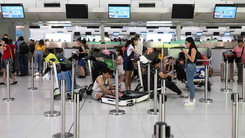 Hong Kong reprograma centenar de vuelos tras manifestaciones