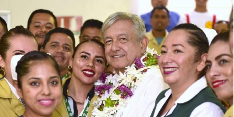 AMLO con personal de salud