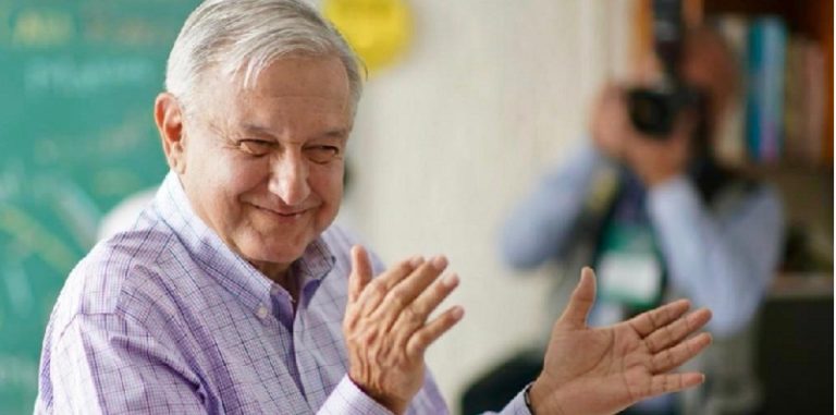 AMLO aplaude