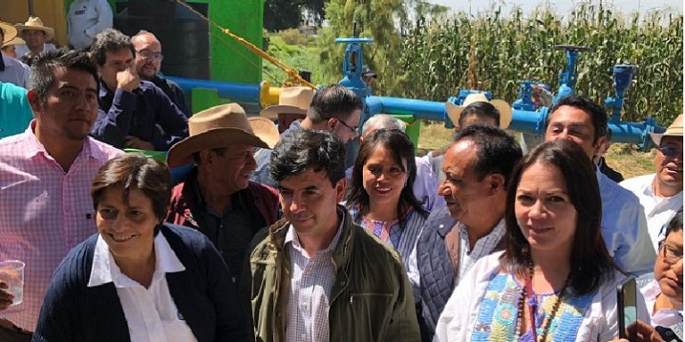 Atenco recibe títulos de agua