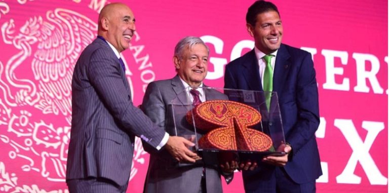 Banorte entrega reconocimiento a AMLO Presidente México