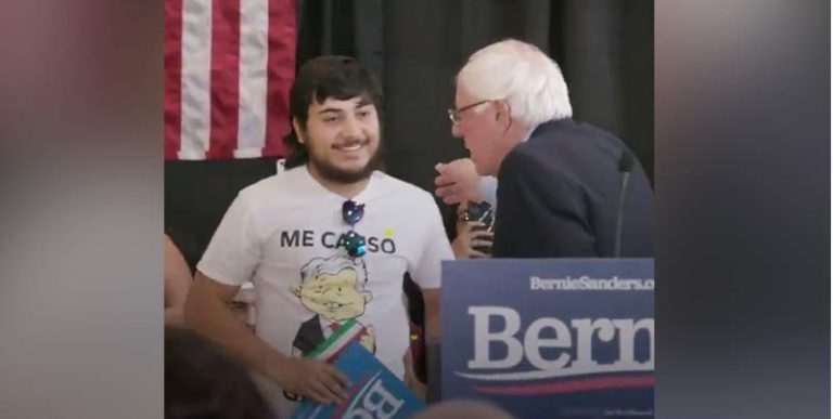 Camiseta de AMLO en acto de Bernie Sanders