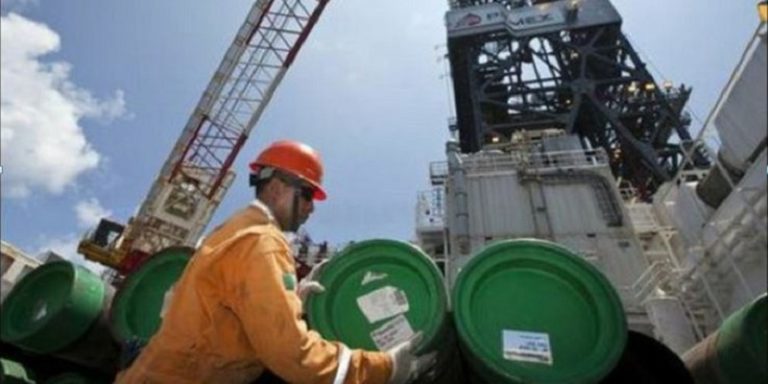 Pemex frena caída en producción, exportaciones al alza