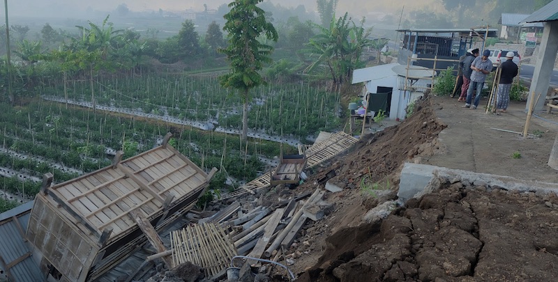 Lanzan alarta de tsunami por sismo de magnitud 6.8 en Indonesia