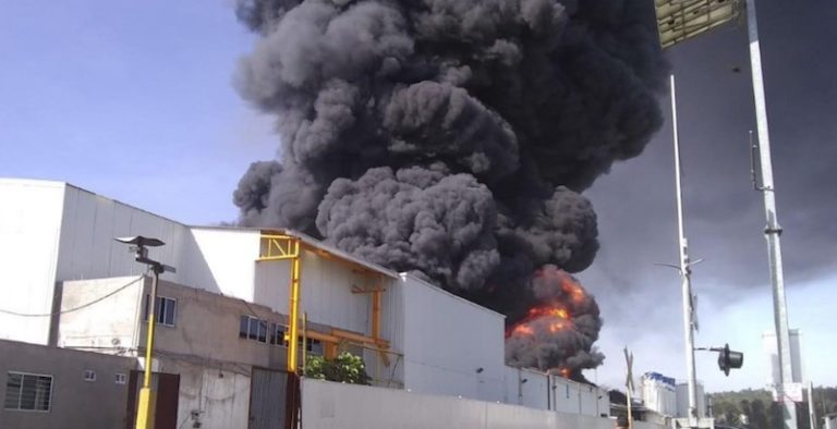 Fuego consume fábrica de plásticos en Ciudad Industrial, Michoacán