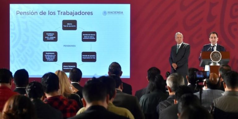 AMLO anuncia disminución de comisiones en Afores