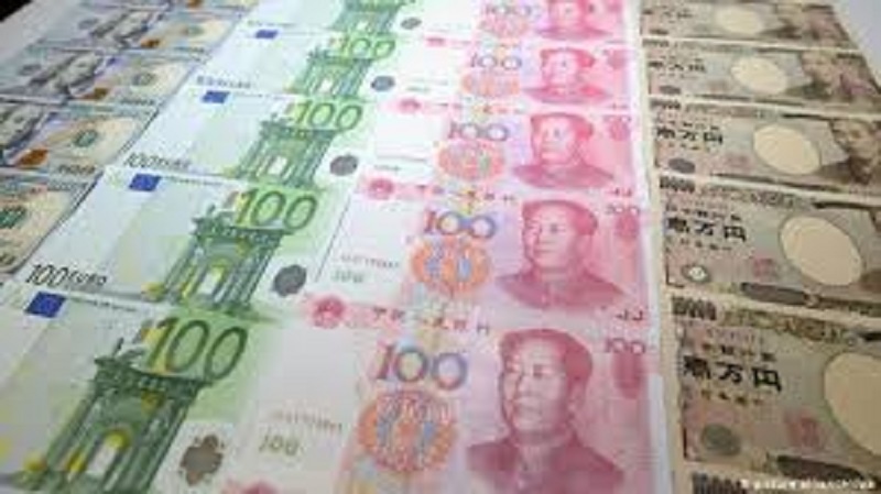 Responde China a EU, devalúa moneda y suspende importaciones