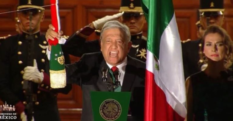 "¡Viva el heroico pueblo de México"!, AMLO da grito de Independencia