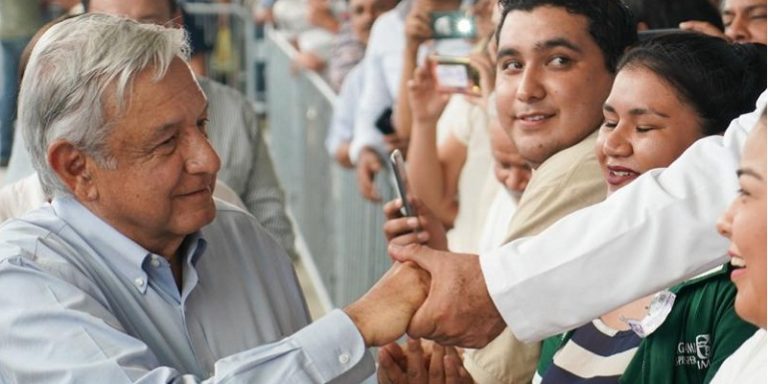AMLO con personal de salud