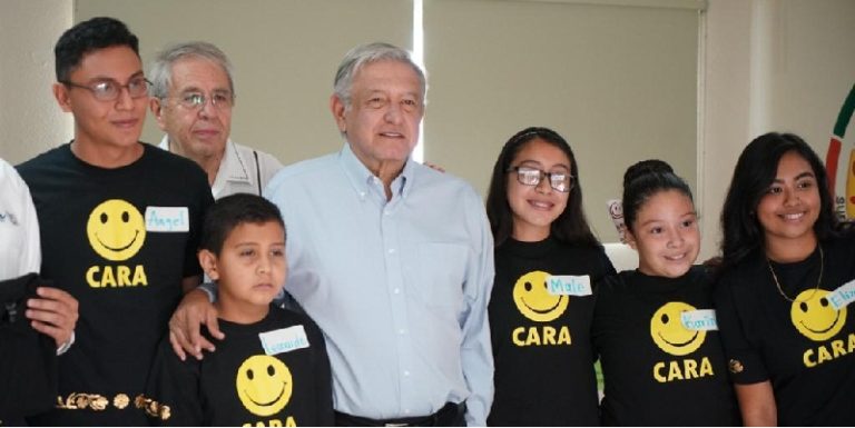 AMLO con jóvenes