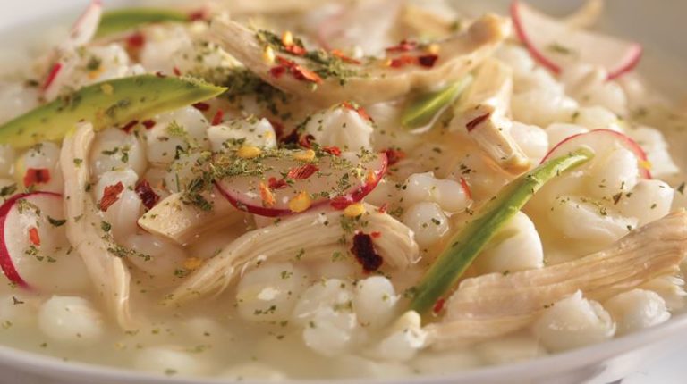 IMSS: Pozole de pollo reduce 50% el consumo de calorías