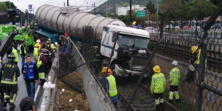 Tráiler choca con muro de contención y llega hasta las vías del Metro