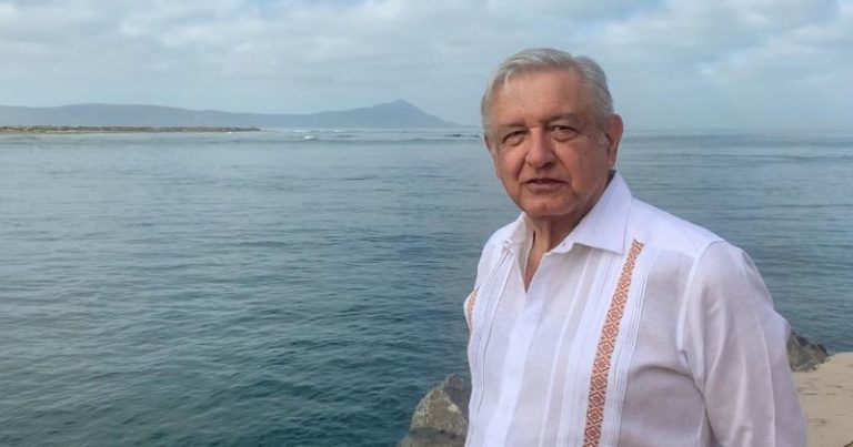 AMLO envía abrazo fraterno a Marcelo Ebrard por muerte de su padre
