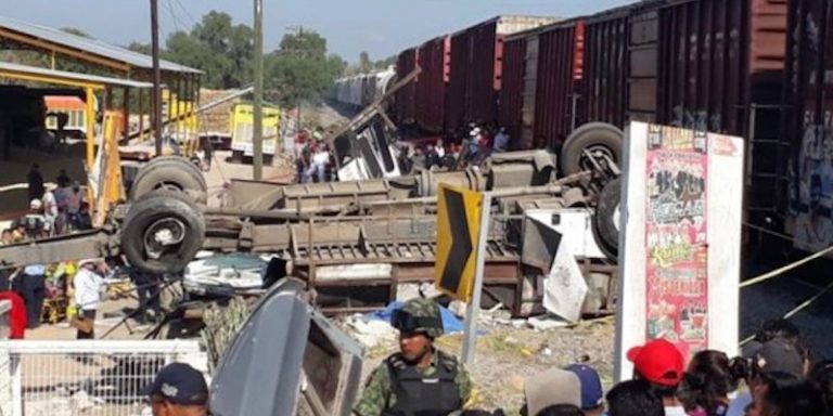 Choque entre camión y tren, deja 9 muertos en San Juan del Río, Qro