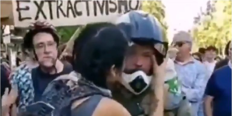 carabinero llora, lo abrazan, Chile, 21 de octubre del 2019
